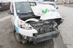 Camioneta de empresa telefónica y camión chocaron en intersección de Cirujano Videla con Rómulo Correa