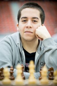 El campeón chileno de ajedrez llegó a Punta Arenas para jugar una partida simultánea