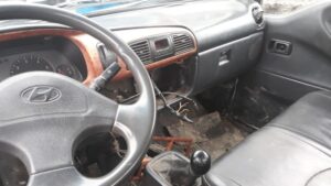 Delincuentes roban accesorios de cinco vehículos y una bodega durante la madrugada