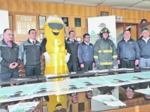 Bomberos y Aguas Magallanes firman acuerdo para captación de nuevos socios voluntarios