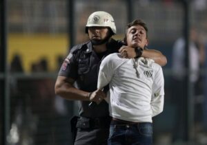 Partido entre Santos e Independiente terminó con una guerra campal