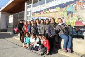 Vecinas de Playa Norte realizan mural histórico del barrio