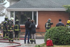 Las llamas destruyeron casi por completo una casa dejando cinco damnificados