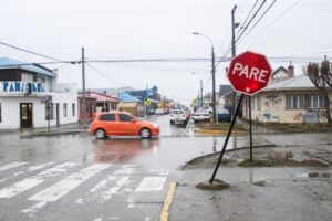 Entre 20 y 30 señales viales en mal estado retira la Dirección del Tránsito en Punta Arenas