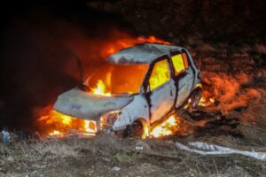 Dos autos incendiados en Loteo Llau Llau