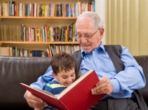 Comienza el mes del niño leyendo con tus nietos