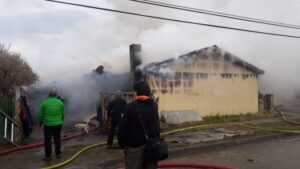 Incendio consumió casa  del Barrio 18 de Septiembre