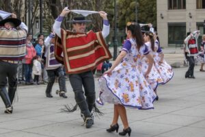 Al son de la cueca se realizó el tradicional desfile dominical en la Plaza de Armas