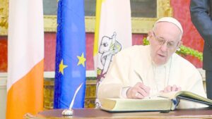 Papa Francisco termina visita a Irlanda dominada por los abusos del clero