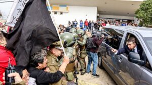 Piñera visita hospital de Quintero en medio  de protestas de vecinos por masivas intoxicaciones