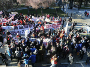 Más de 300 trabajadores de Mina Invierno marcharon hasta la intendencia regional
