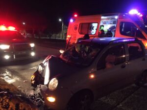 Más de 80 familias sin luz dejó choque contra poste de conductora que resultó lesionada