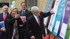 Piñera suscribe compromisos para niños del Sename
