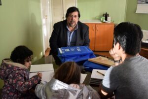 Gobernador Arcos entregó útiles escolares a niños de Williams