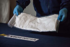 PDI detiene a “burrero” con millonario cargamento de cocaína adosado a su cuerpo cuando bajaba del avión