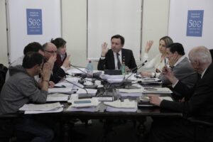 Con polémica votación se posterga liberación de fondos municipales