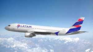 Latam deberá pagar más de $ 9 millones a familia que obligaron a bajar del avión
