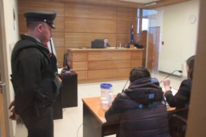Con cuchillo en el cuello de su bebé extorsionó a su mujer para evitar denuncia