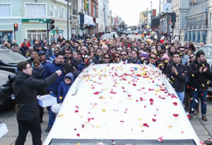 Multitudinaria y emotiva despedida de funcionario de la Intendencia