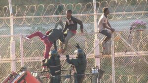 Más de cien inmigrantes saltan valla fronteriza en Ceuta