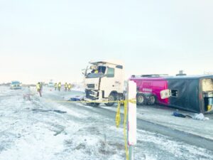 Insólito: Pasajera de bus se querelló contra conductor de camión fallecido en colisión