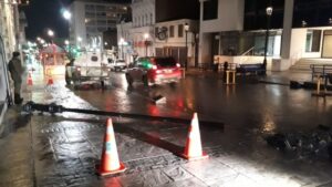 Conductor chocó un poste y se dio a la fuga