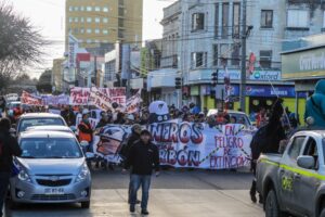 Cientos de trabajadores de Mina Invierno marcharon en defensa de su fuente laboral