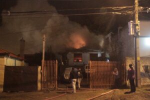 Inflamación de calentador habría provocado incendio que destruyó casa de antiguos vecinos