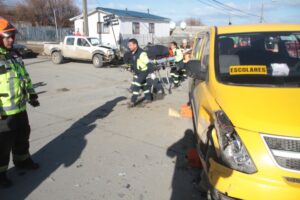 Tres niños y “tía” de un furgón escolar resultaron lesionados tras colisión