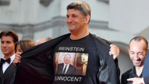 Director italiano usó polera de Harvey Weinstein y genera polémica
