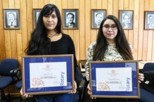 Rotary Club Austral entregó becas a dos estudiantes de la UMAG con discapacidad