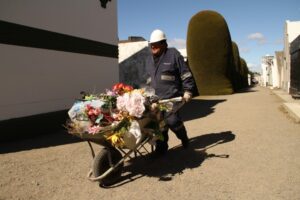 Funcionarios del Cementerio Municipal exigen pago de bonos y alcalde Claudio Radonich se comprometió a concretar un pago retroactivo