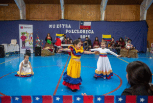 Párvulos celebran Fiestas Patrias con espectáculo multicultural