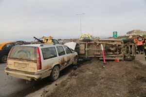 Accidente de tránsito dejó a auto volcado y a mujer lesionada