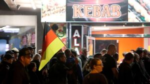 Nueve heridos en enfrentamientos entre defensores y detractores de la migración en Alemania