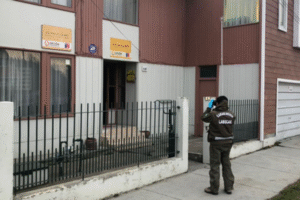 En pocos minutos personal de la SIP de Carabineros detuvo a dos menores que entraron a robar oficinas dependientes del Sename