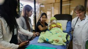 Niño boliviano al que extirparon por error los dos riñones es trasladado a Brasil