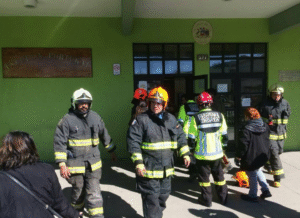 Bomberos rescatan a dos menores atrapados en ascensor de la Escuela Portugal