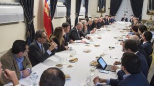 Piñera se reúne con parlamentarios y les plantea tres escenarios posibles ante fallo de La Haya