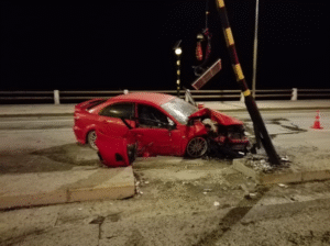 Chofer se dio a la fuga tras chocar en la Costanera