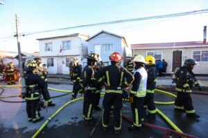 Voraz incendio dejó a dos adultos mayores damnificados