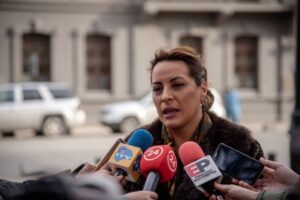 Intendenta responde a críticas del sector público