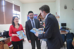 Escuelas públicas reciben copias del libro “Primer viaje alrededor del globo”