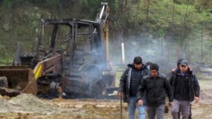 Ataque incendiario afecta a maquinaria pesada