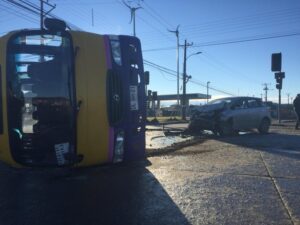 Tres lesionados dejó colisión con volcamiento en la “18”