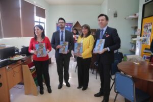 Veintinueve colegios municipales recibieron el libro “Primer viaje alrededor del Globo”