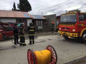 Vecinos controlaron incendio iniciado por un juguete  lanzado a horno por niño