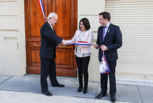 Casa España en Punta Arenas inauguró nueva fachada con tradicional corte de cinta