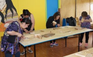 Escultor regional realizó taller de madera con habitantes de Porvenir