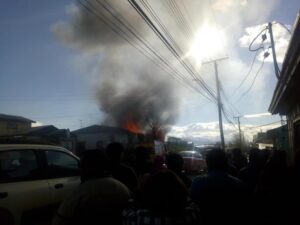 Feroz incendio afectó dos casas en Puerto Natales
